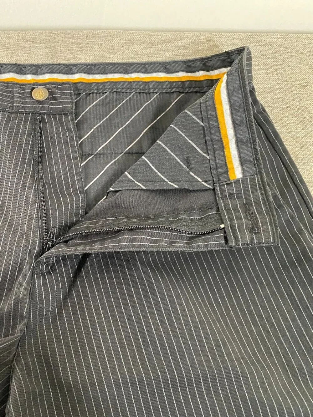 Volcom Dress Shorts Men's 34 Mid Rise Black Stripes Office Casual - Picture 4 of 13